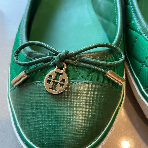 Tory Burch Caruso Sneaker | Green - Picture 3 of 9
